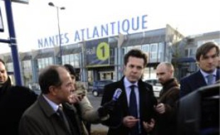 Christophe Béchu, hier devant l'aéroport.