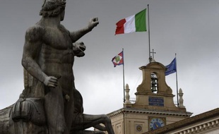 La classe politique italienne était lancée mercredi dans de grandes manoeuvres à la veille de l'élection présidentielle organisée au Parlement, une étape clé pour sortir de la crise politique dans laquelle l'Italie est empêtrée depuis 50 jours.