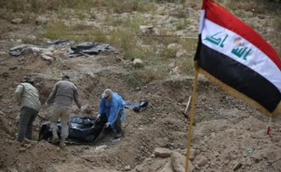 Des corps supposés être ceux de victimes d'un massacre perpétré en 2014 par des jihadistes, retirés d'une fosse commune le 12 avril 2015 à Tikrit