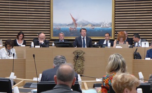 Ce lundi matin, dans la salle du conseil municipal de Nice