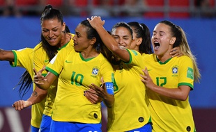 Marta est félcitée par ses coéquipières après son but inscrit contre l'Italie