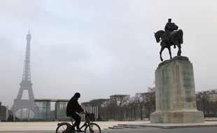 Illustration: un cycliste devant la tour Eiffel à Paris par temps froid.