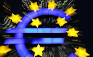 L'euro progressait face au dollar mardi après l'annonce dans la nuit d'un plan de sauvetage sans précédent en Europe pour sauver la Grèce de la faillite.
