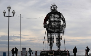 Le père Noël géant installé sur la Promenade des Anglais de Nice est parti en fumée.