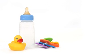 Illustration d'un biberon et de jouets pour bébé.