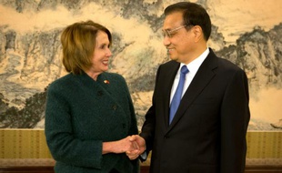 Nancy Pelosi, chef de la minorité démocrate à la Chambre américaine des représentants (g), et le Premier ministre chinois Li Keqiang, à Pékin le 13 novembre 2015