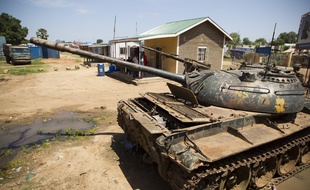 Le 29 juin 2012. Port de Juba, Soudan du sud. A l'entree du port, une carcasse de char Nord Soudanais, relique d'un pays ayant connu 30 ans de guerre.
