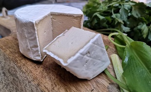 Ceci n'est pas un vrai fromage mais un produit vegan.