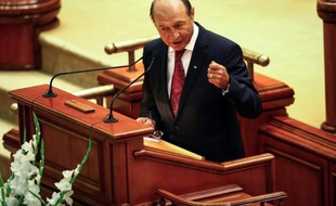 La Cour Constitutionnelle de Roumanie doit trancher mardi sur l'avenir du président Traian Basescu dont la coalition de centre gauche au pouvoir réclame la destitution, une décision cruciale pour clore une guerre politique qui inquiète l'Europe et les Etats-Unis.