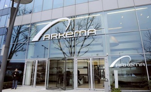 Le chimiste Arkema a confirmé jeudi investir 70 millions d'euros dans le développement de la production de polymère fluoré, utilisé notamment dans le photovoltaïque, sur son site de Pierre-Bénite (Rhône), quatre mois après l'avoir "gelé" suite à une opposition des salariés.