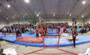 Grâce à sa manœuvre acrobatique, ce coach a évité à sa jeune gymnaste une très mauvaise chute.