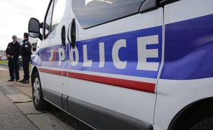 Illustration de policiers en train de faire des contrôles de vitesse.