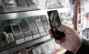 Le secrétaire d'Etat à l'Industrie, Luc Chatel, a fixé jeudi à environ 206 millions d'euros le coût de la quatrième licence de téléphonie mobile, le jour où le principal candidat, Free, se dit "prêt à payer" 210 millions.