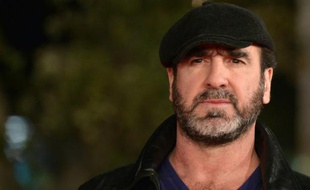 L'ex-international de football Eric Cantona pose sur le tapis rouge lors du festival international du film de Rome, le 19 octobre 2015