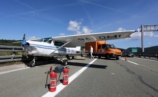 Un avion transportant une femme et son instructeur a été contraint de se poser sur l'autoroute A6 qui relie la capitale Zagreb à la ville portuaire de Rijeka, en Croatie, le 17 août 2019.