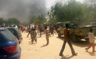 De la fumée s'élève au dessus de Maiduguri après une attaque le 14 mars 2014 des islamistes de Boko Haram contre une base militaire