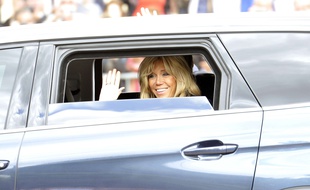 Brigitte Macron salue la foule, le 14 juillet 2017.