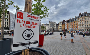 Une affiche à Lille rappelant l'obligation de porter un masque.