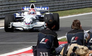 Des photographes au travail lors des séances d'essai d'un Grand Prix de Formule 1
