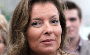 La journaliste Valérie Trierweiler, compagne de Francois Hollande, suit Francois Bayrou, le président du Modem, lors de sa visite au salon international de l'élevage a Rennes, le 12 septembre 2011.