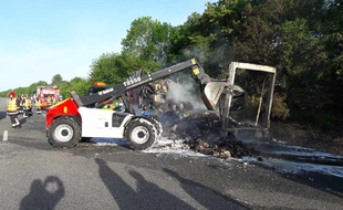 Il ne reste quasiment plus rien du poids lourd qui a pris feu.