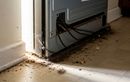 Cette erreur de nettoyage toute bête dans la cuisine explique vos mauvaises odeurs et vos sols toujours crasseux !