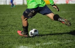 Un gardien de 19 ans meurt en Espagne après un choc reçu en plein match