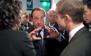 Après son intervention d'une heure sur BFMTV et RMC, le 6 mai 2014, le président François Hollande échange avec des journalistes dans les couloirs de la télévision