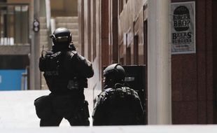 Des policiers australiens déployés à proximité de Martin Place, à Sydney, où des personnes sont retenues en otage dans un café, le 15 décembre 2014.