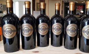 Le vigneron fan de GoT a même adapté le flacon et le bouchon.