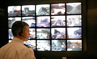 Un policier parisien devant des écrans de contrôle d'un système de vidéosurveillance.