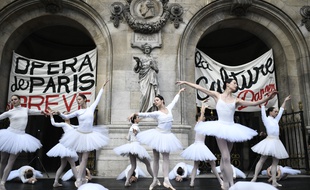 Des danseurs de l'Opéra de Paris en grève, le 24 décembre.