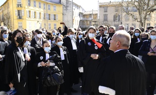 Environ 200 avocats ont manifesté devant la cour d'assises d'Aix-en-Provence ce mercredi