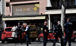 Des policiers dans le centre-ville de Romans-sur-Isere, le 4 avril 2020, devant la boulangerie où a eu lieu une attaque au couteau.