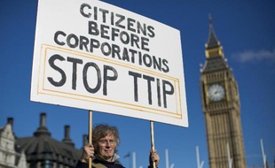 "Les citoyens avant le corporations. Non au TTIP", dit cette pancarte tenue par un manifestante contraire à l'accord de libre échange UE - Etats Unis, le 11 octobre 2014 à LOndres