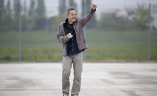 L'ex-otage en Syrie Didier Francois à son arrivée à l'aéroport de Villacoublay le 20 avril 2014