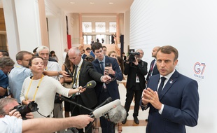 Emmanuel Macron, président français, devant plusieurs journalistes, durant le sommet du G7 à Biarritz, le 25 août 2019