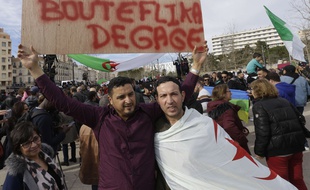 Un manifestant proteste contre la candidature de Bouteflika, le 2 mars 2019, à Marseille.