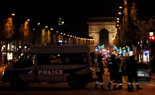 Les policiers bloquent l'accès aux Champs-Elysées, le 20 avril 2017, après l'attaque qui a coûté la vie à un policier.
