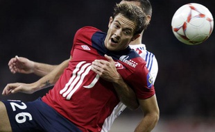 Nolan Roux à la lutte avec Dejan Lovren, le 23 septembre 2012 à Lille.