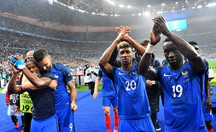 Les Bleus remercient les supporters après France-Islande le 3 juillet 2016 au Stade de France.
