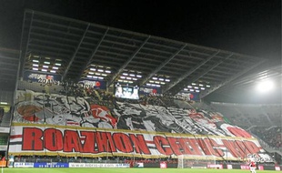Le RCK, fêtant ici ses 20 ans lors de la réception du FC Lorient, est en général le seul à mettre de l'ambiance au stade...