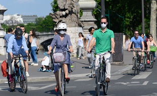 Des cyclistes parisiens, le 21 mai 2020.