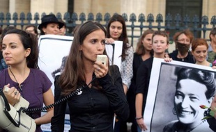 Le collectif "Osez le féminisme!" lors d'une action devant le Panthéon à Paris lz 26 août 2013