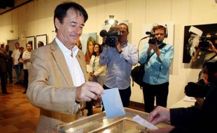 L'ancien maire UMP de Perpignan Jean-Paul Alduy, dont l'élection aux municipales de 2008 a été annulée fin avril pour fraude par le Conseil d'Etat, dépose son bulletin de vote dans l'urne, le 21 juin 2009 à Perpignan, lors du premier tour de l'élection municipale.