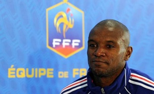 Laurent Blanc, sélectionneur de l'équipe de France, a appelé mercredi Eric Abidal, absent des listes depuis le Mondial-2010, mais s'est passé une nouvelle fois de Jérémy Toulalan, dans le groupe de 22 joueurs retenus pour Angleterre-France en amical le 17 novembre.