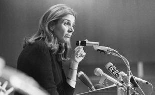 Gisele Halimi lors du meeting du M.L.F. apres le proces de Bobigny. FRANCE - 22/11/1972.