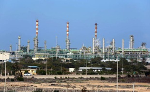 Vue générale sur le terminal pétrolier et gazier de Mellitah, dans la banlieue de Zwara, dans l'ouest de la Libye, le 6 janvier 2015