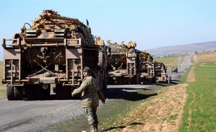 Frontière turco-syrienne, le 23 février 2015. Des soldats turcs patrouillent non loin de la ville de Suruc.