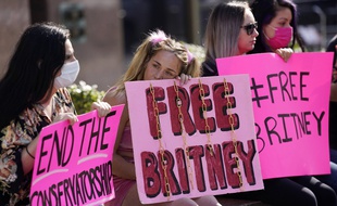 Le 11 février 2021, des soutiens de Britney Spears se sont rassemblés devant le Palais de justice de Stanley Mosk, à Los Angeles.